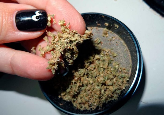 Come-Tritare-Cannabis-Strumenti-Sminuzzare-Erba
