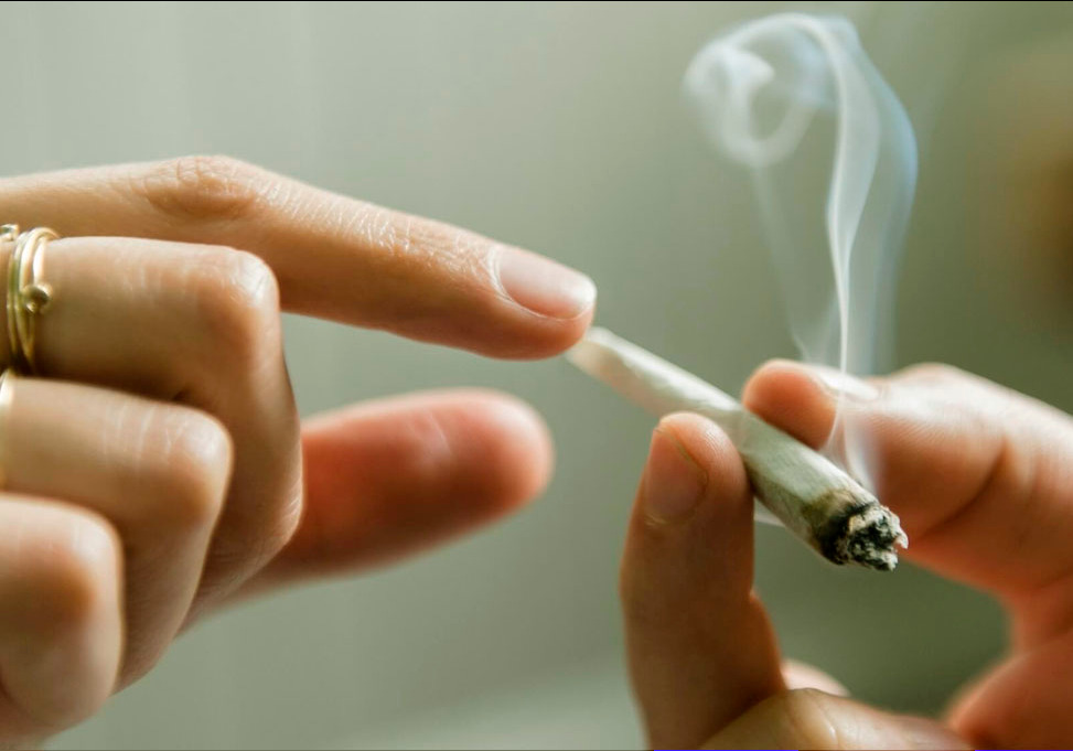 Passare un joint e condividerlo può essere pericoloso?
